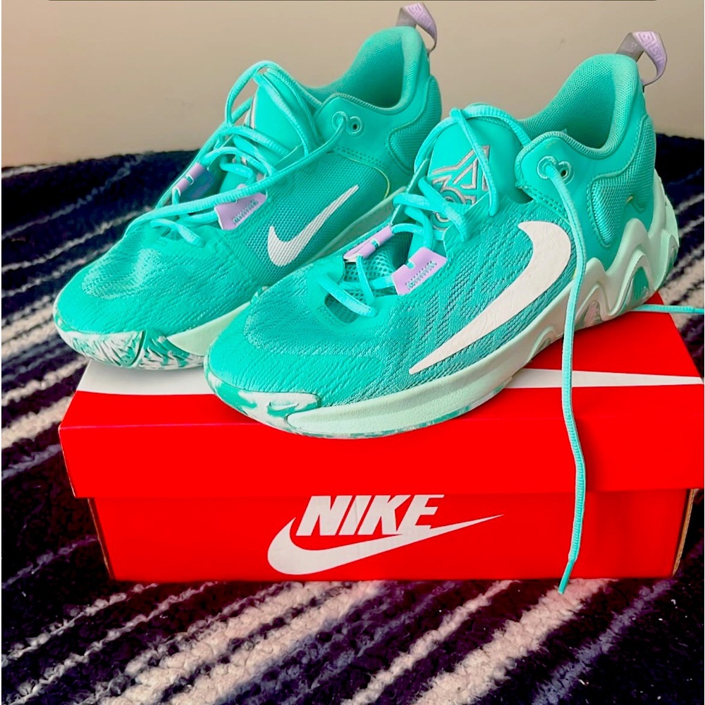 Basketball shoes